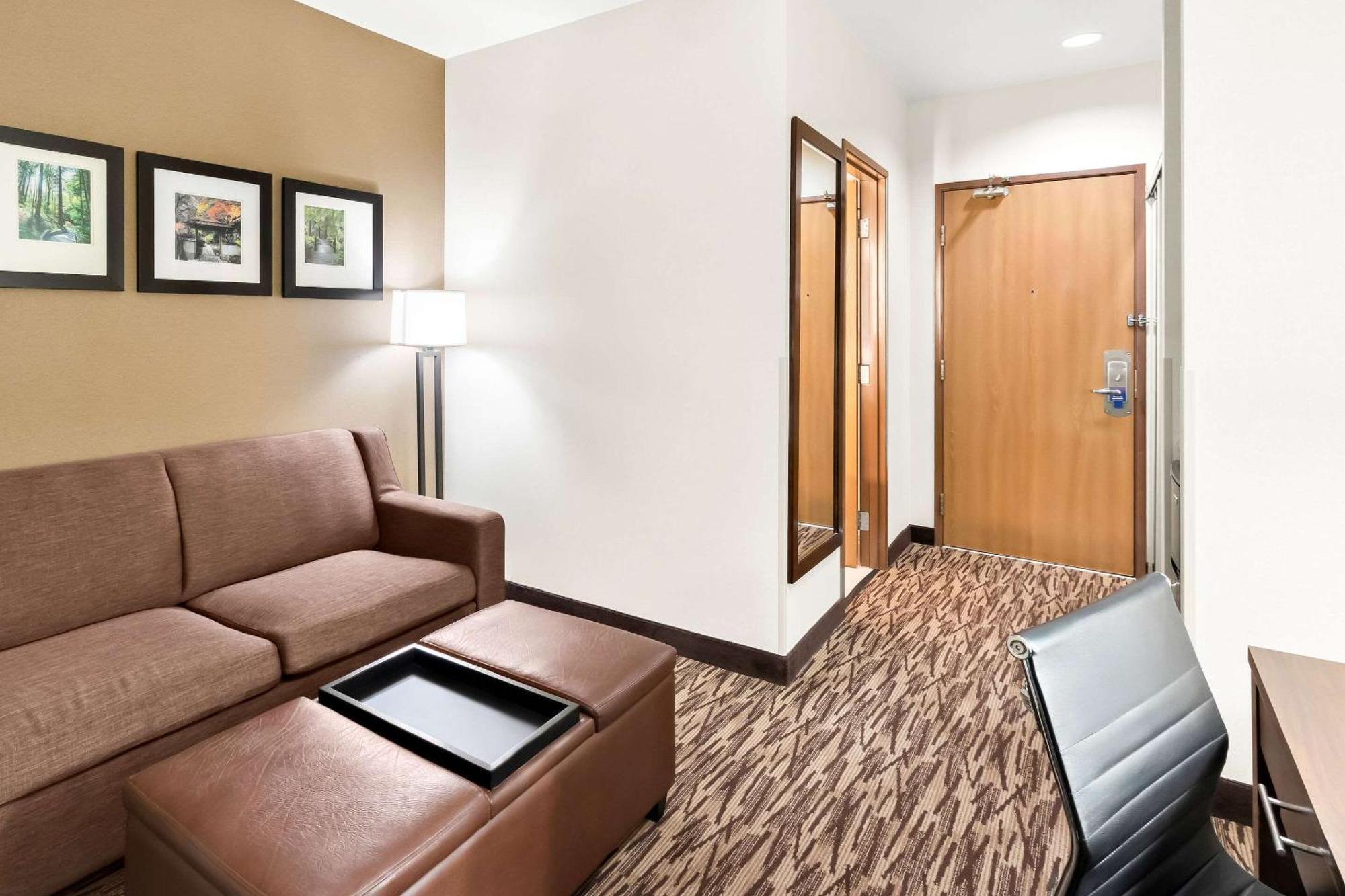 One Room Suite with Three Queen Beds and Sofa bed - Non Smoking