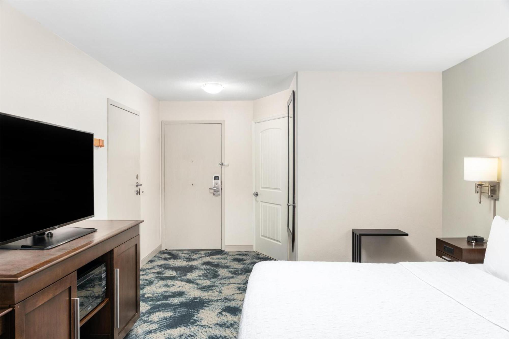 Queen Room with Mobility Access/Non-Smoking